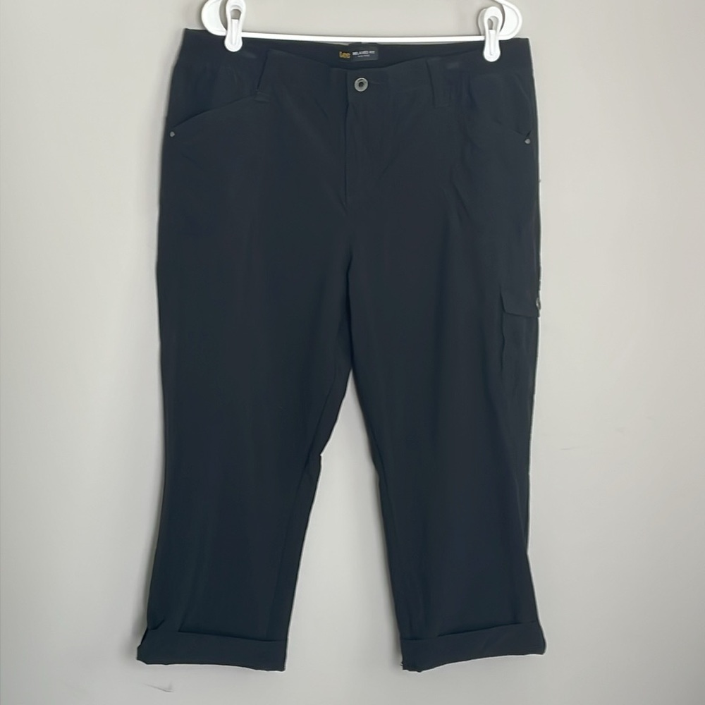 Lee Relaxed Fit Mid Rise Cargo Black Cuffed Capris- Elastic waist- 16 Medium